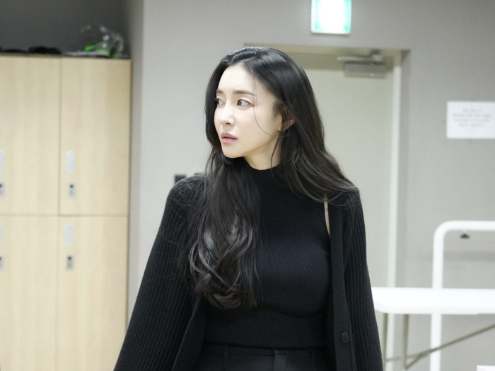 Lee Sang-hae's daughter-in-law, Kim Yun-ji, made her play debut with the premiere of Beginnings..Revealing the passionate practice scene