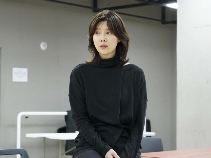 Lee Sang-hae's daughter-in-law, Kim Yun-ji, made her play debut with the premiere of Beginnings..Revealing the passionate practice scene