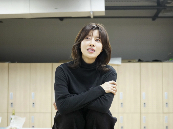 Lee Sang-hae's daughter-in-law, Kim Yun-ji, made her play debut with the premiere of Beginnings..Revealing the passionate practice scene