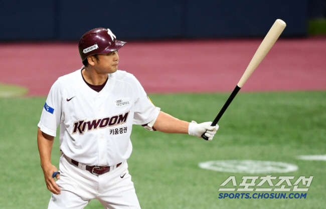 Lee Taek-geun of the strongest baseball team transforms into a surprise instructor, and trains juniors to drink and drive, illegal gambling, and match-fixing