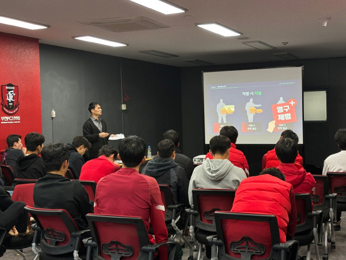 Lee Taek-geun of the strongest baseball team transforms into a surprise instructor, and trains juniors to drink and drive, illegal gambling, and match-fixing