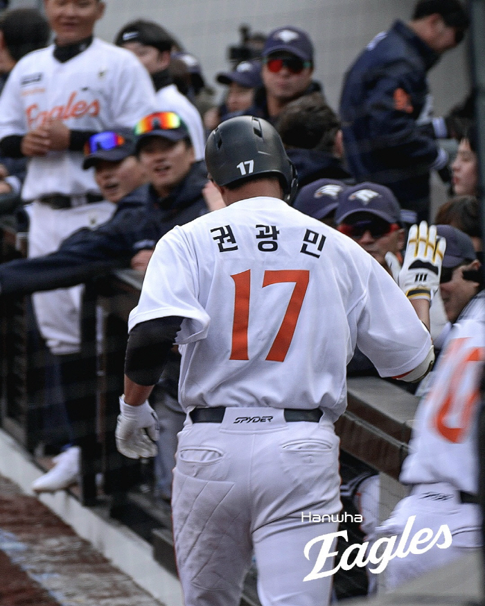 New stadium, full base from the first game! He showed the strength of the first team…Jung Woo-ju, 1 inning, 7 pitches, and KK's power pitching