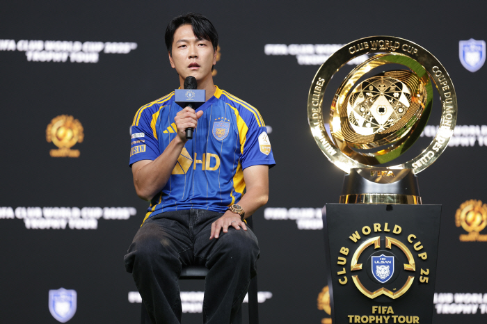  Director Kim Pan-gon won one win and two draws, goals for the round of 16 → Captain Kim Young-kwon's trophy is as close as possible...1.44 trillion won FIFA Club World Cup, Winning Cup Tour Start