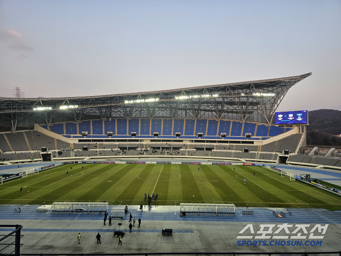  What if there were no stadiums and supporters? What would happen if there were no players? One-top in the match between Jeonbuk and Sydney  Kwon Chang-hoon was selected