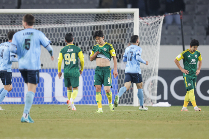  Jeonbuk, you too...ACL2 is on the verge of annihilation of the K-League after a 0-2 complete defeat to Sydney