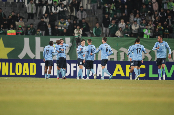  Jeonbuk, you too...ACL2 is on the verge of annihilation of the K-League after a 0-2 complete defeat to Sydney