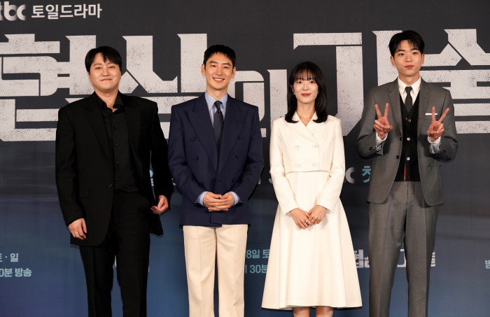 Lee Je-hoon’s ‘The Art of Negotiation’ Gears Up for Premiere Amid High Expectations