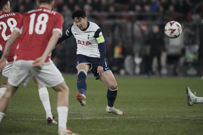 Again, no one? Son Heung-min, 72 minutes  scoreless  worst rating Tottenham, lost to Veribal's own goal Alkmaar 01 to advance to the quarterfinals of the UEL