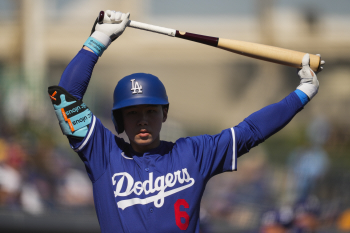 Even if there is no hit, he is desperate for a hard hit. Kim Hye-sung has only two ground balls with a 0.143 batting average, and passes the second cutoff for now