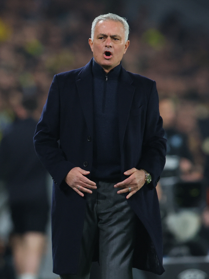 Hey, calm down, it's not over yet. 1-3 defeat to Rangers → Mourinho's spirited advice 