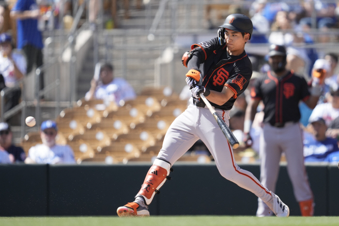 Is this good, too? be handsome and healthy In awe, Lee Jung-hoo's home run is an interesting top hitter with an SF feast atmosphere