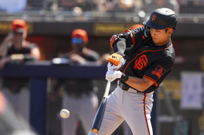 Is this good, too? be handsome and healthy In awe, Lee Jung-hoo's home run is an interesting top hitter with an SF feast atmosphere