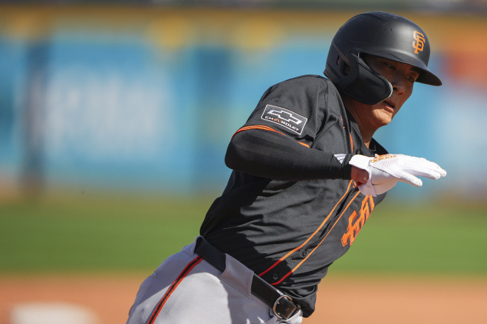 Is this good, too? be handsome and healthy In awe, Lee Jung-hoo's home run is an interesting top hitter with an SF feast atmosphere