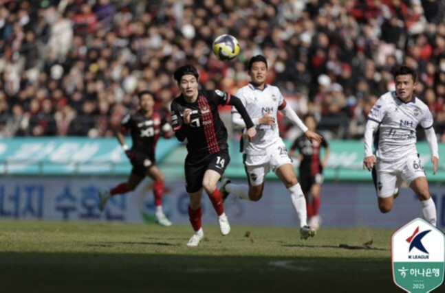 Lingard's exploded ice grass will eventually be restored to Seoul World Cup Stadium by spending 3.3 billion won to normalize home games on the 29th