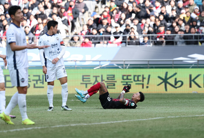 Lingard's exploded ice grass will eventually be restored to Seoul World Cup Stadium by spending 3.3 billion won to normalize home games on the 29th