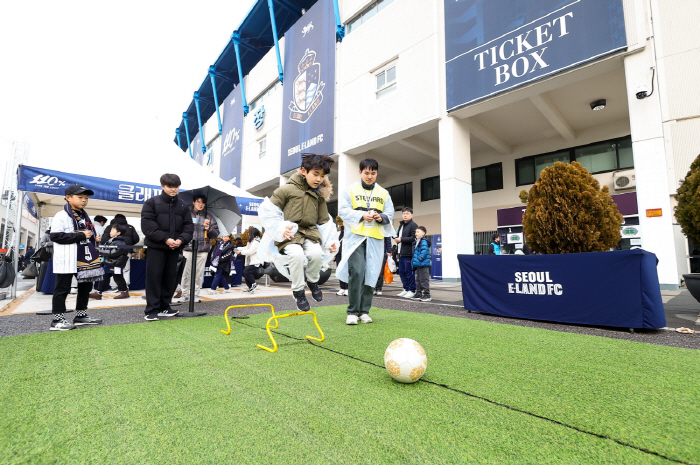 Match ball delivery of soccer dreamer Seoul E-Land makes unforgettable memories with fans in the match against Suwon!