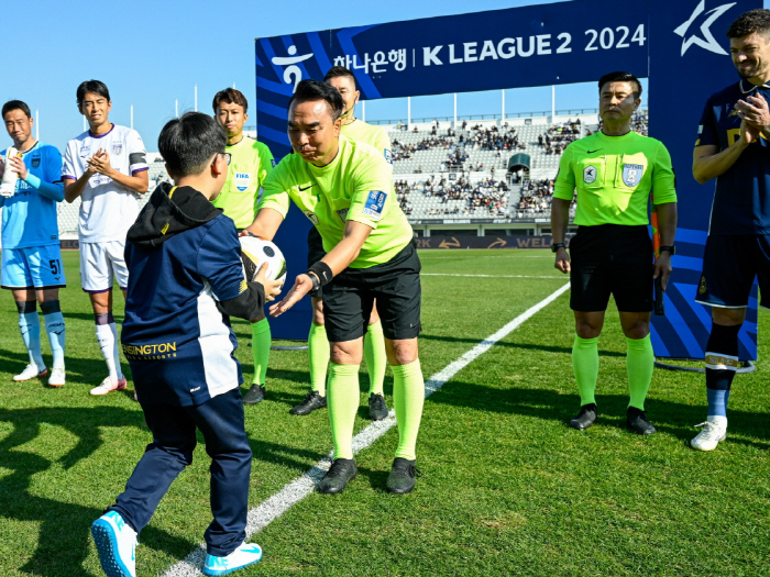 Match ball delivery of soccer dreamer Seoul E-Land makes unforgettable memories with fans in the match against Suwon!