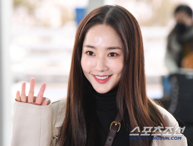 Park Min-young Donates KRW 50 Million to Cheokdongkuk University for Her Junior (Official)