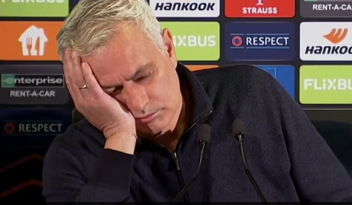 Reporter, when do you finish? Mourinho, tired of the TMI question for 45 seconds, pretended to be asleep and burst into laughter