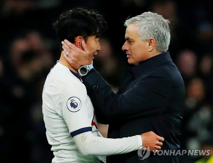 Yeah, I got along well with Son Heung-min, but Mourinho was furious about the racism controversy. Am I a racist? Rather, it's the opposite!Drogba is a champion. My father can't do that