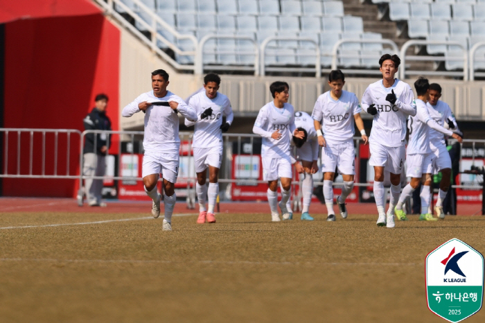  Wonjeong Busan beat Science Bucheon 20 for the first time in 3 games...Villero's K-League debut goal with a wonder goal