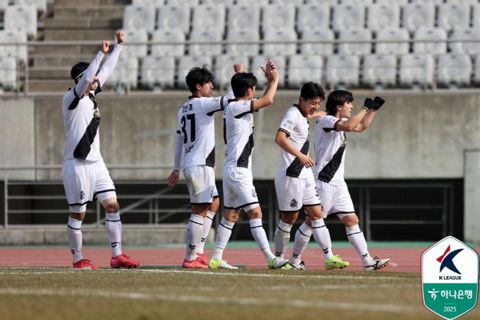 Wonjeong Busan beat Science Bucheon 20 for the first time in 3 games...Villero's K-League debut goal with a wonder goal