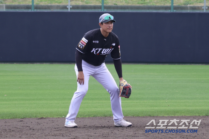 Kang Baekho Rojas 1 and 2 and Hwang Jae-gyun 2nd baseman. KT's best lineup is in operation from day one 