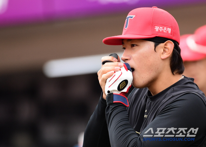 KIA's Kim Do-young is still cold in his fingers, and his bat (Busan site) is going strong this year as the third batter in the first exhibition game