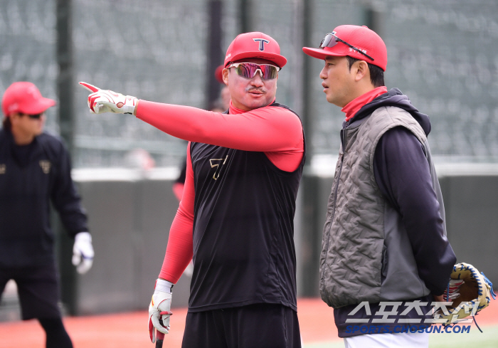 KIA's Kim Do-young is still cold in his fingers, and his bat (Busan site) is going strong this year as the third batter in the first exhibition game