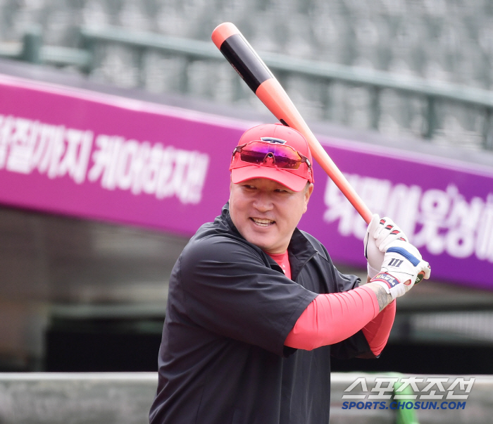 KIA's Kim Do-young is still cold in his fingers, and his bat (Busan site) is going strong this year as the third batter in the first exhibition game