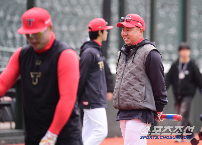 KIA's Kim Do-young is still cold in his fingers, and his bat (Busan site) is going strong this year as the third batter in the first exhibition game