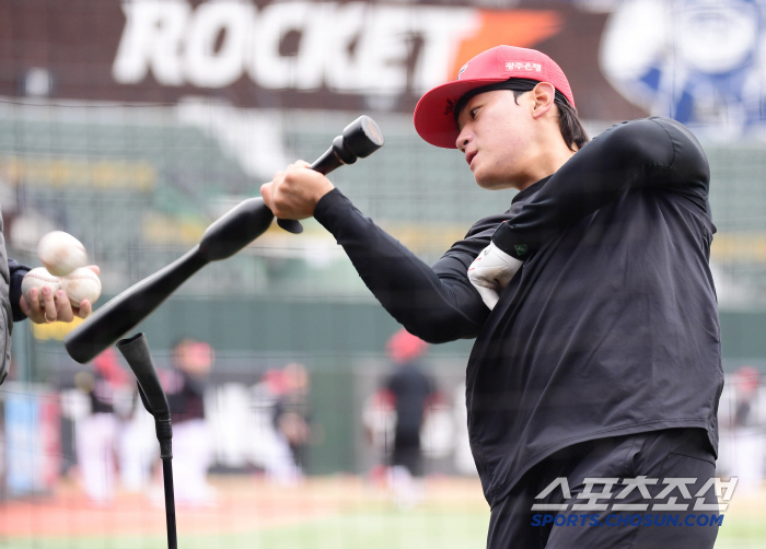 KIA's Kim Do-young is still cold in his fingers, and his bat (Busan site) is going strong this year as the third batter in the first exhibition game