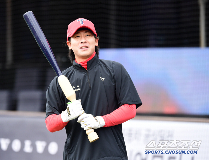 KIA's Kim Do-young is still cold in his fingers, and his bat (Busan site) is going strong this year as the third batter in the first exhibition game