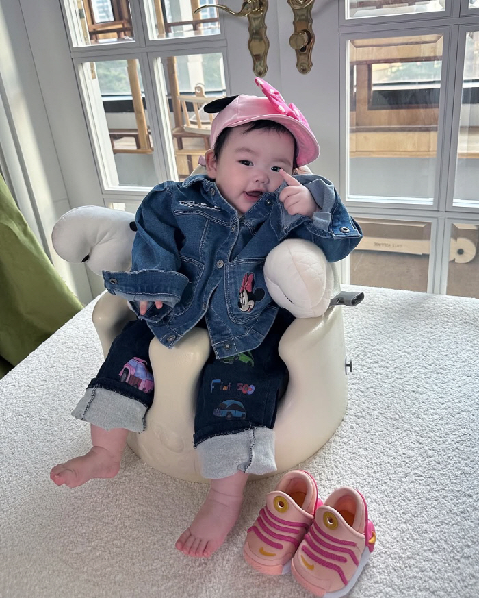 Kim Daye ♥ Park Soo-hong's 4-month-old daughter, she's already a professional in front of the camera. Is she an idol center?