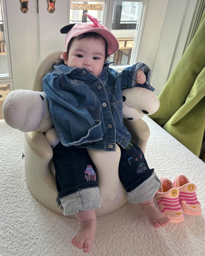 Kim Daye ♥ Park Soo-hong's 4-month-old daughter, she's already a professional in front of the camera. Is she an idol center?