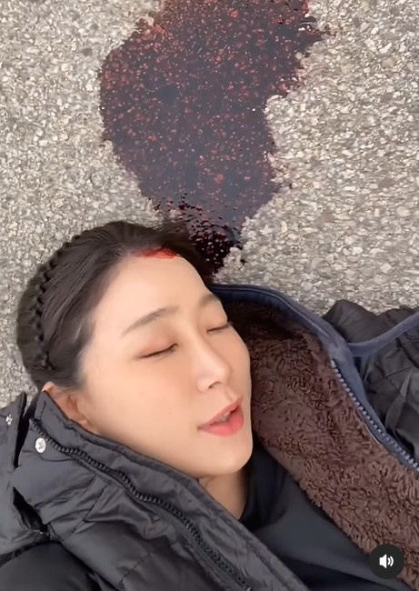 Kim Ha-young is bleeding and collapsing..The blood gun on the floor is a surprise, too