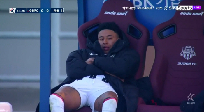  Lingard's irritation explodes, captain's actions, nervousness throughout the game → replacement OUT → kick a water bottle