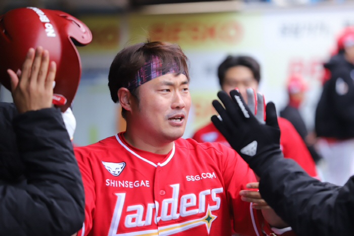 Park Ji-hwan's come-from-behind hit → Choi Ji-hoon, SSG, which defeated Samsung by self-destruction of guitar errors, won its first exhibition game 