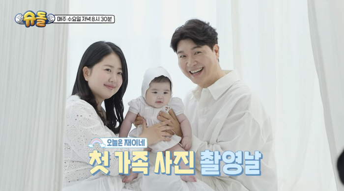 Park Soo Hong, she's 4 months old..We need to make an idol-like camera contact celebrity