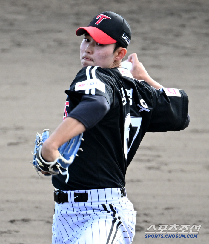 The reason why KT was nervous about the 154km rice cake table for Kim Young-woo, who was ranked 10th. The 193 centimeter prospect, who was picked first, faced off against a senior and lost no points. The release point is very high 