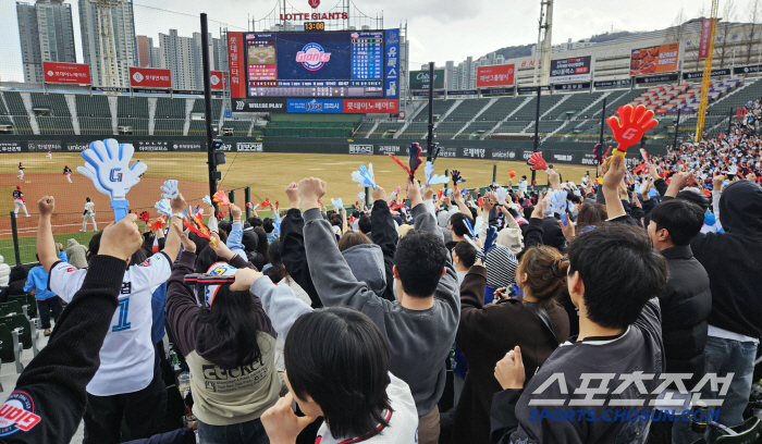 Sajik Karaoke is already open? 17,352 people. From the first day of the exhibition game, baseball fever in the packed audience (Busan site)