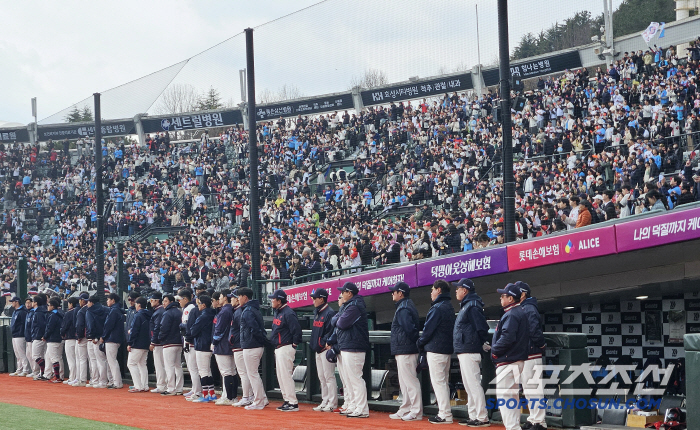 Sajik Karaoke is already open? 17,352 people. From the first day of the exhibition game, baseball fever in the packed audience (Busan site)