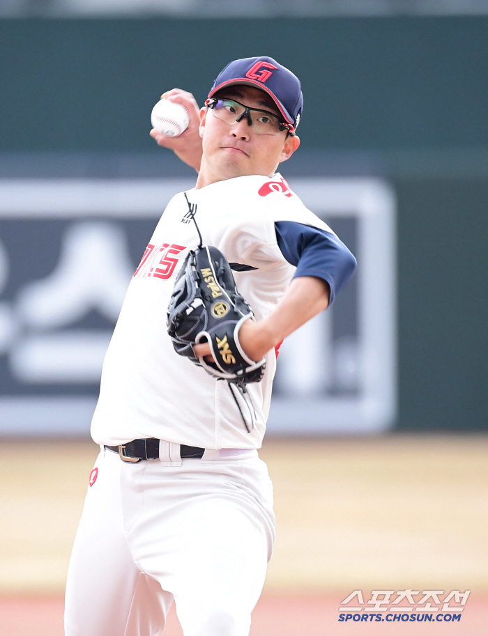 Sajik Karaoke is already open? 17,352 people. From the first day of the exhibition game, baseball fever in the packed audience (Busan site)