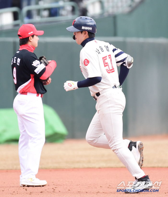 Sajik Karaoke is already open? 17,352 people. From the first day of the exhibition game, baseball fever in the packed audience (Busan site)