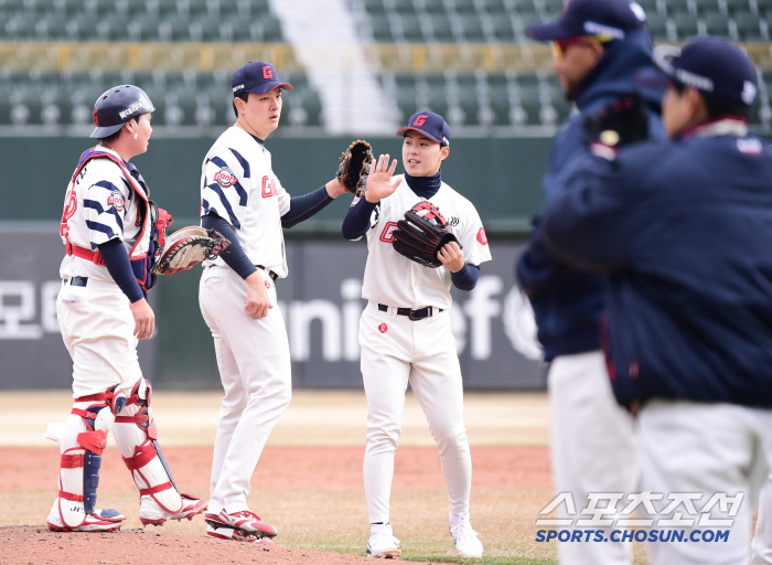 Sajik Karaoke is already open? 17,352 people. From the first day of the exhibition game, baseball fever in the packed audience (Busan site)