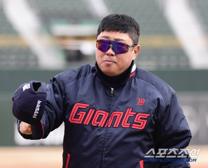 Sajik Karaoke is already open? 17,352 people. From the first day of the exhibition game, baseball fever in the packed audience (Busan site)