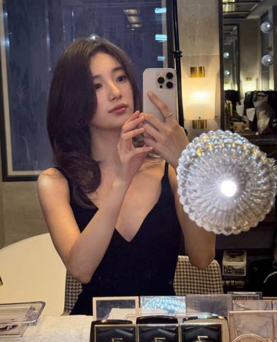  'Aura hit' Suzy's black dress and flower pose is perfect. 'Pure  Woowa'