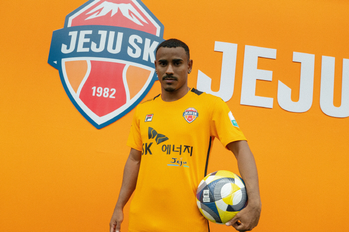 Speed and personal skills combined...Brazil's prestigious team, tough Denilson, acts as a lubricant to attack Jeju SK