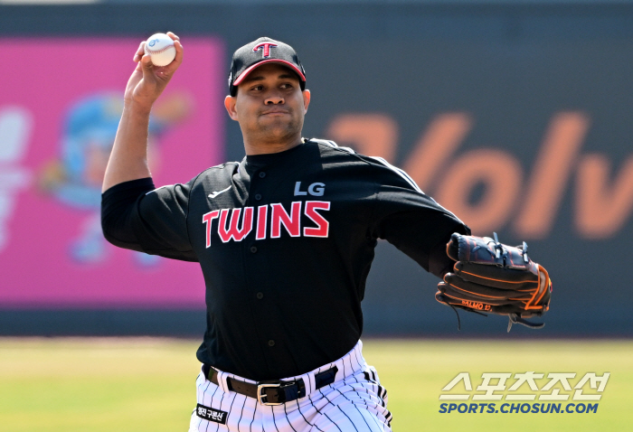 Until the third inning, he had seven ground balls with 151 kilometers of two-seam → double, home run, and walk in the fourth inning. two-faced chirinos. Who are you