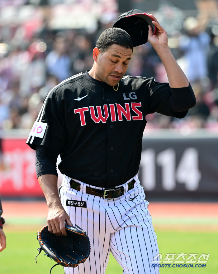 Until the third inning, he had seven ground balls with 151 kilometers of two-seam → double, home run, and walk in the fourth inning. two-faced chirinos. Who are you